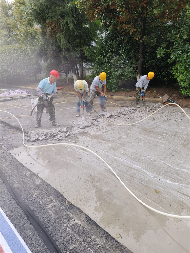 老司机成人网施工